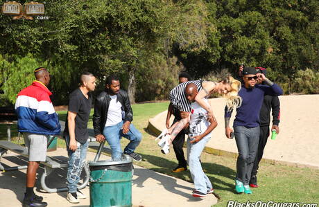 Dogfart Network are pleased to offer you a free photos featuring Cindy Crawford in hardcore IR gangbang