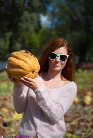 Breath Takers are excited to present you with a xxx picture gallery showcasing Mia Sollis showing nice shape